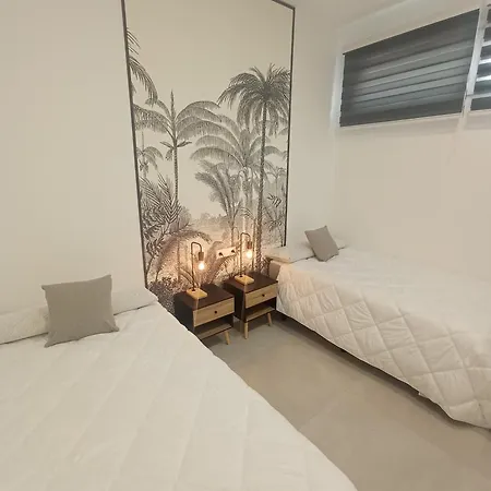 Moderno Junto A Estacion De Tren *