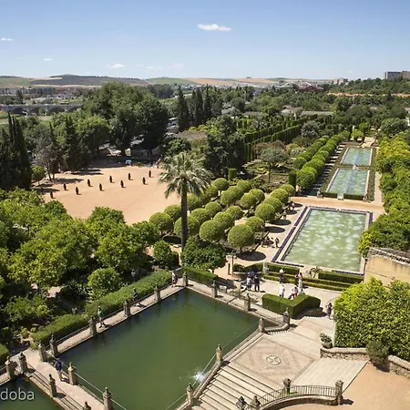 Moderno Junto A Estacion De Tren قرطبة