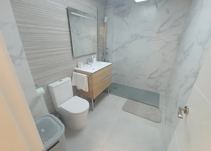 Moderno Junto A Estación De Tren