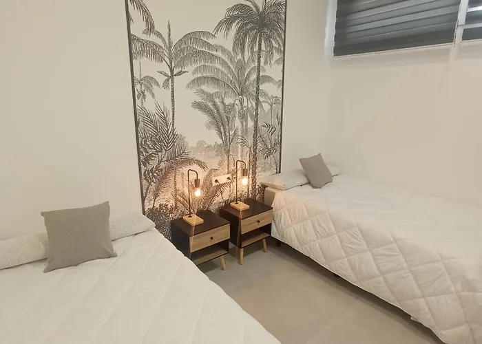 Moderno Junto A Estación De Tren *