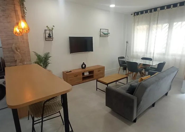 Moderno Junto A Estación De Tren *