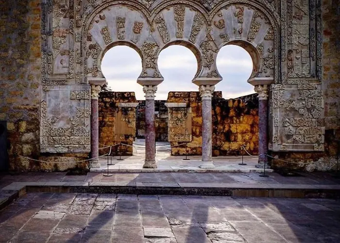 Moderno Junto A Estación De Tren