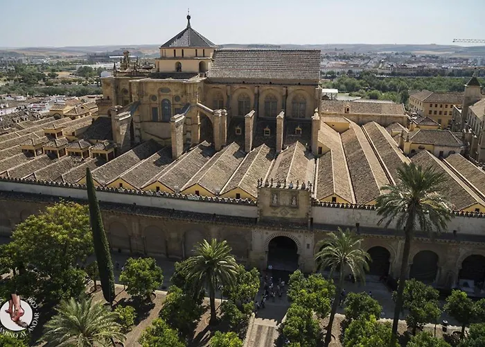 Moderno Junto A Estacion De Tren قرطبة