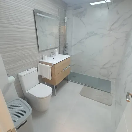 Moderno Junto A Estación De Tren