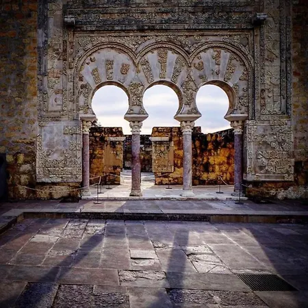 Moderno Junto A Estación De Tren