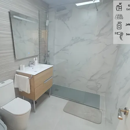 Moderno Junto A Estación De Tren *