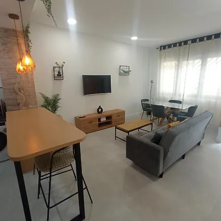 Moderno Junto A Estacion De Tren *