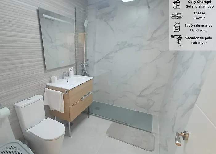 Moderno Junto A Estacion De Tren *